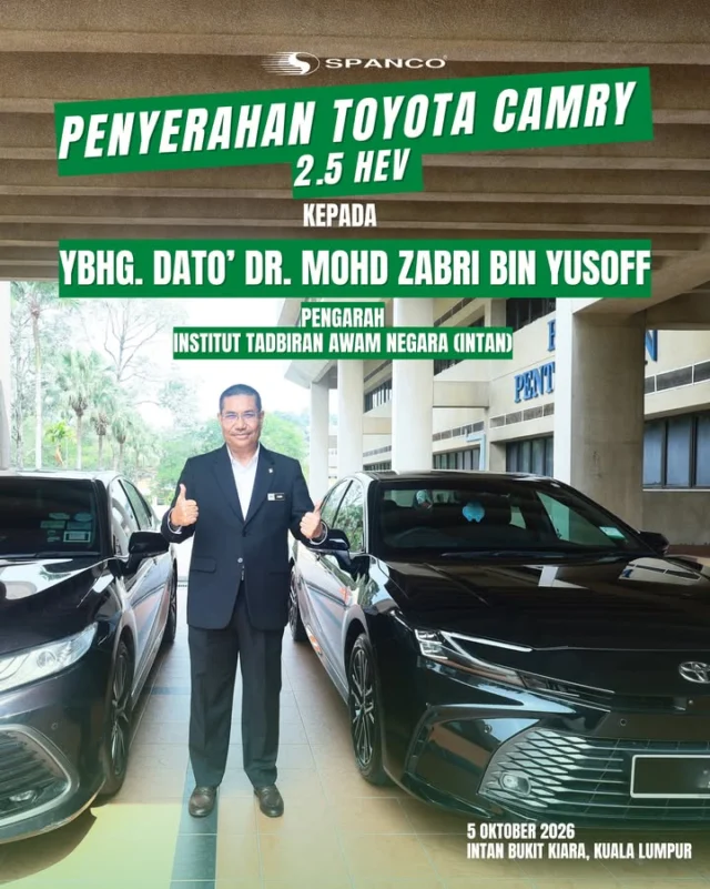 PENYERAHAN KERETA RASMI JAWATAN KEPADA PENGARAH INTAN

5 Oktober 2026 | INTAN Bukit Kiara, Kuala Lumpur

SPANCO Sdn. Bhd. telah melaksanakan penyerahan Kereta Rasmi Jawatan (KRJ) Toyota Camry 2.5 HEV kepada YBhg. Dato’ Dr. Mohd Zabri bin Yusoff, Pengarah Institut Tadbiran Awam Negara (INTAN) dalam satu sesi penyerahan yang berlangsung di INTAN Bukit Kiara, Kuala Lumpur.

Penyerahan ini merupakan sebahagian daripada komitmen SPANCO dalam memastikan kemudahan kenderaan rasmi yang disediakan kepada pegawai Kerajaan memenuhi keperluan dari aspek keselamatan, keselesaan dan kualiti bagi menyokong pelaksanaan tugas rasmi.

Turut hadir ialah YBrs. Tuan Sulaiman Yaakub bin Ayub, Pendaftar INTAN.

Mewakili SPANCO ialah Encik Shaheeran Jalalludin, Ketua Pegawai Operasi SPANCO, dan Encik Muhammad Aizat bin Mohammad Fadzir, Akaun Eksekutif SPANCO.

SPANCO akan terus komited dalam menyediakan perkhidmatan pengurusan kenderaan konsesi yang cekap, profesional dan berkualiti, selaras dengan usaha menyokong kelancaran urusan rasmi Kerajaan Malaysia.

SPANCO – Sentiasa Bersama Mu.

#spancosdnbhd #spancomy #spancomalaysia #intan #toyotacamry2.5hev